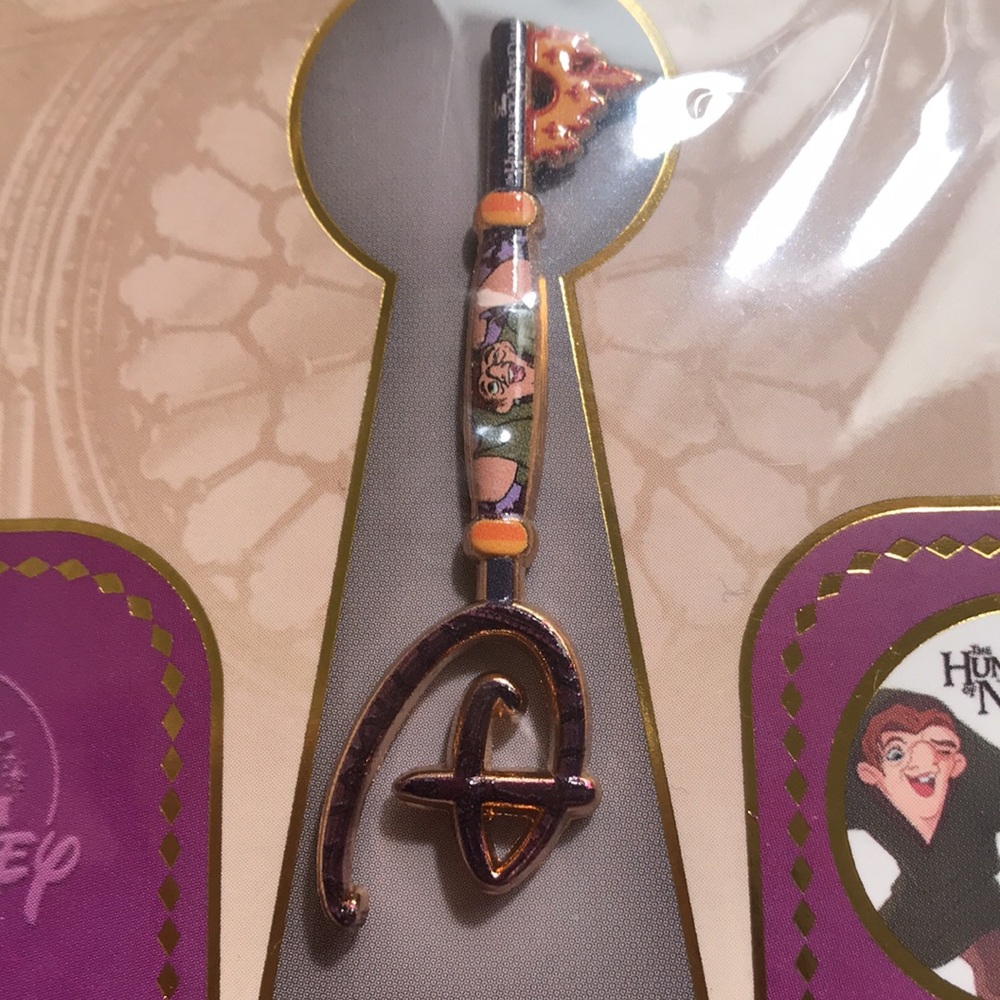 Disney collectible key pin. Hunchback of Notre Dame - Picture 2 of 3